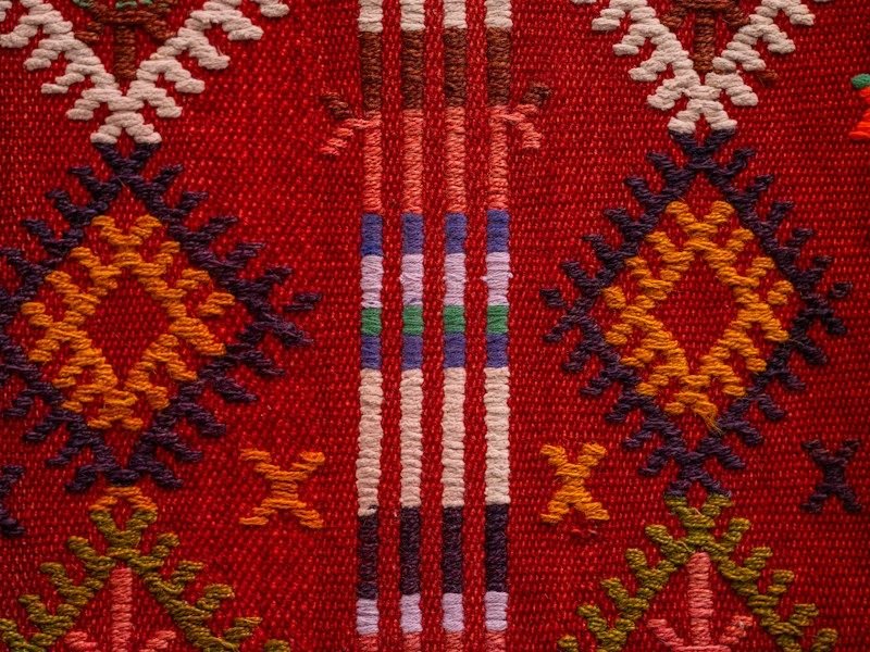 Kırmızı zeminli geleneksel kilim deseni