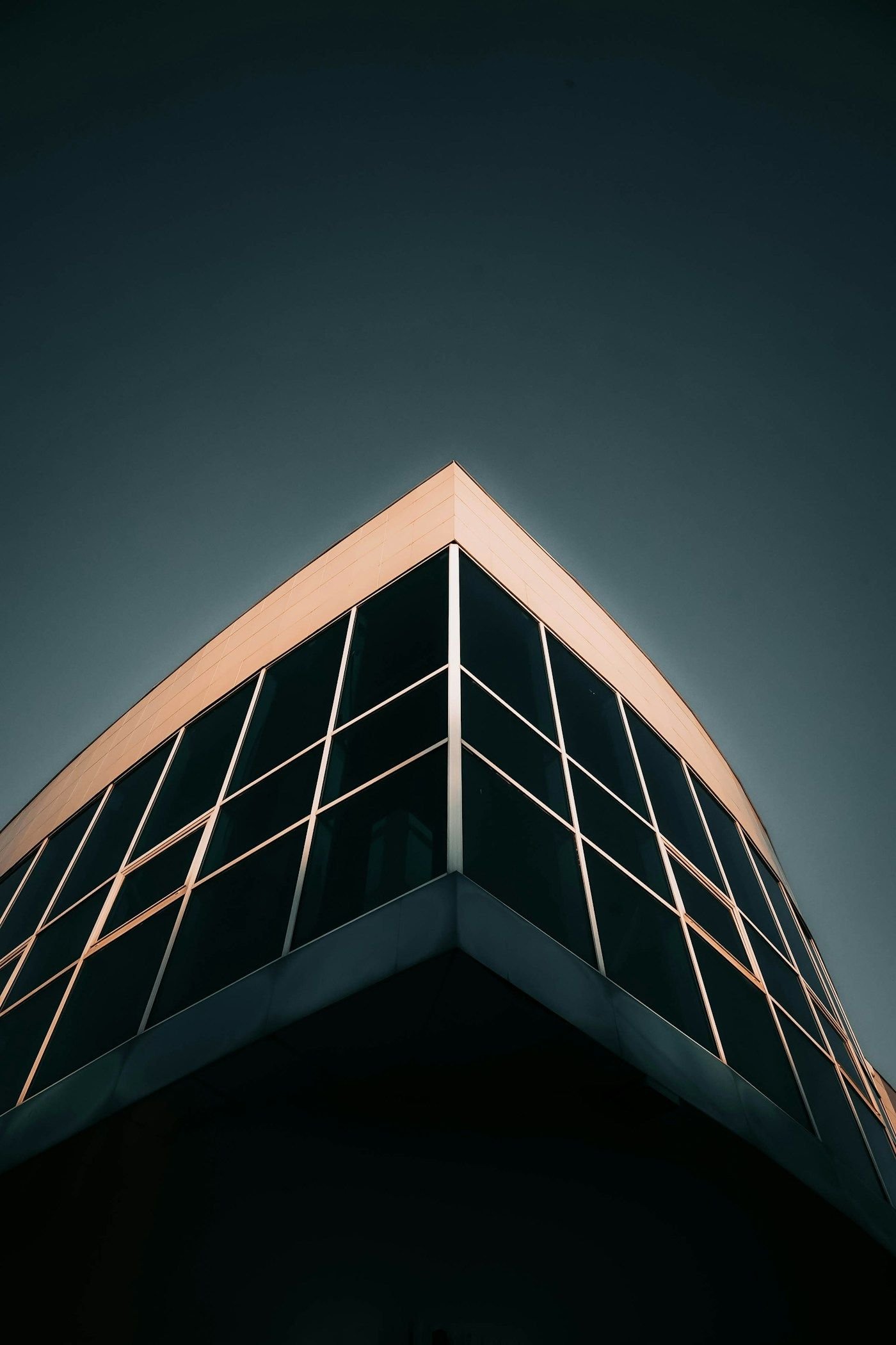 Koyu cam cepheli modern bina